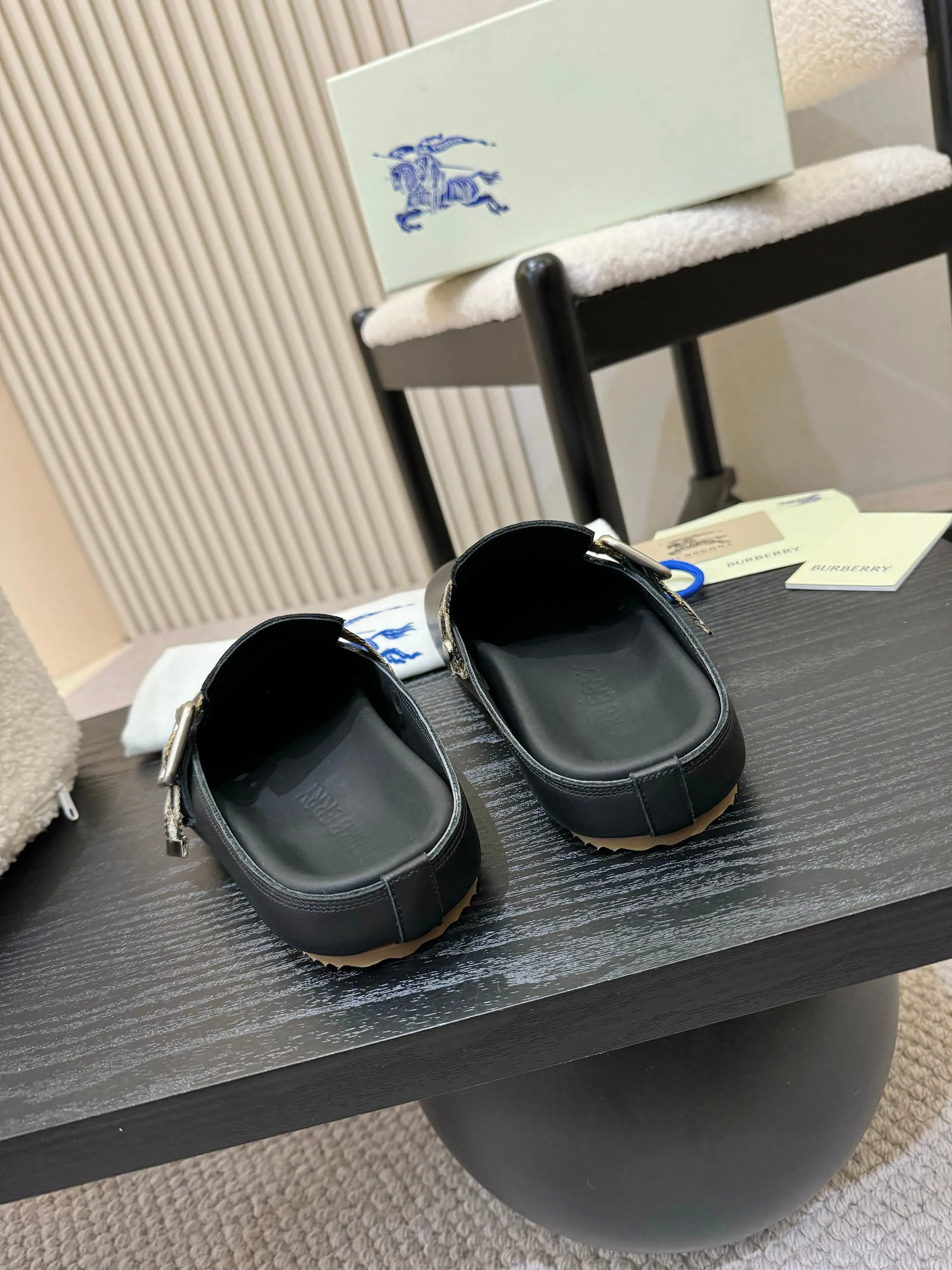 Men's shoes 💰560 Burberry's 2025 popular Birkenstock slippers are released, made of soft suede fabric and refined in Italian workshops. Featuring an embossed plaid pattern and an embossed sole embellished with the archive brand's logo. Features an adjustable B-shaped buckle strap and is embellished with the signature sand-colored Burberry check in jacquard worsted.   ✅Fabric: Grained leather ✅Lining: Silk cow lining ✅Outsole: TPU ✅Color: black, brown, pink, apricot, 4 colors available ✅Code number: 35-45 for men and women (35, 45 customized)